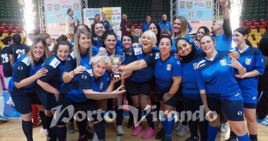 Curvy, suore, sacerdoti, gladiatori, agenti immobiliari, e amici Tante squadre in campo per la DECIMA EDIZIONE “UN PALLONE X UN SORRISO”. Curvy, suore, sacerdoti, gladiatori, agenti immobiliari, e amici Tante squadre in campo per la DECIMA EDIZIONE “UN PALLONE X UN SORRISO”.